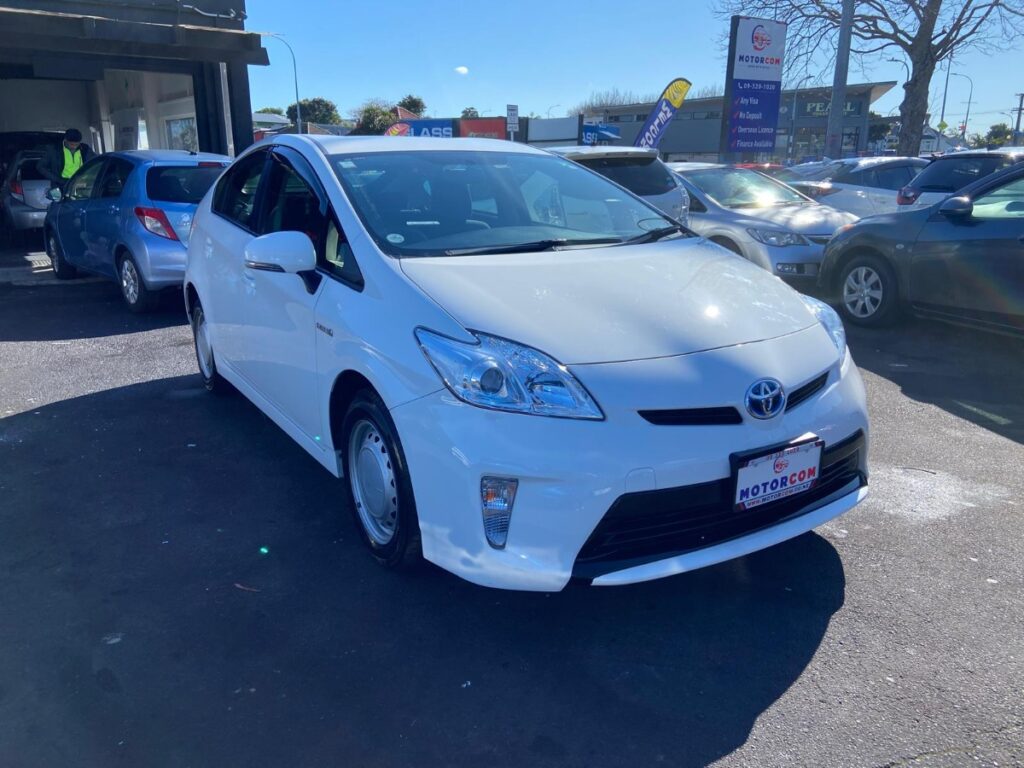 front side view of 2015 Toyota Prius