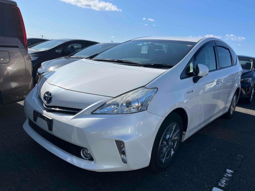 2014 Toyota Prius Alpha white front view