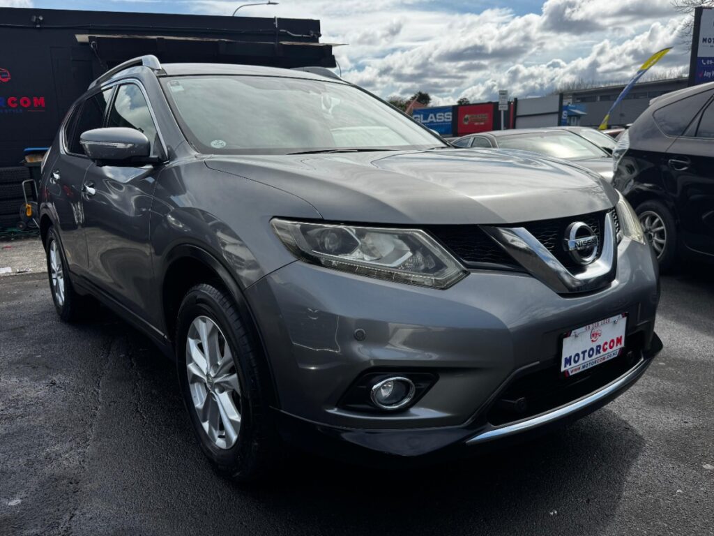 side view of 2014 Nissan X-Trail