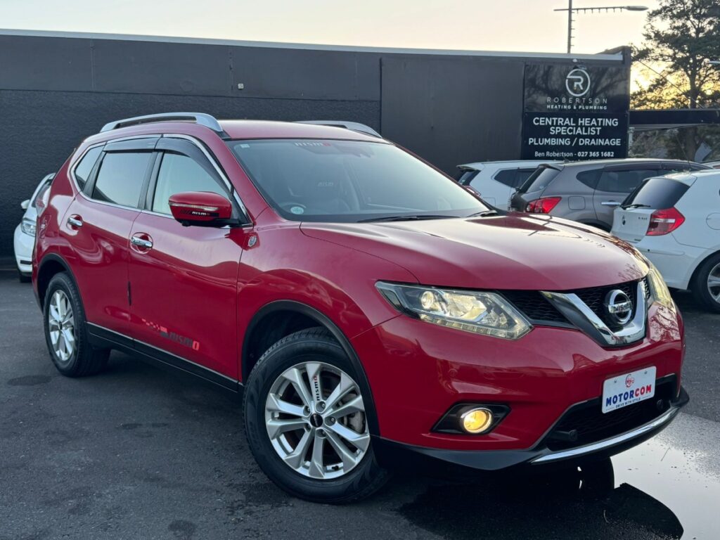 front side view of 2016 Nissan X-Trail