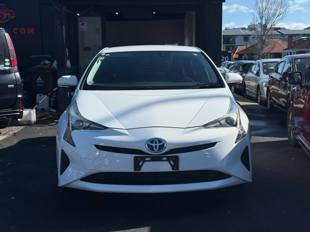 front view of 2018 Toyota Prius