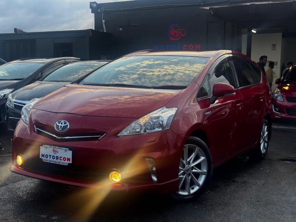 side view of 2013 Toyota Prius Alpha