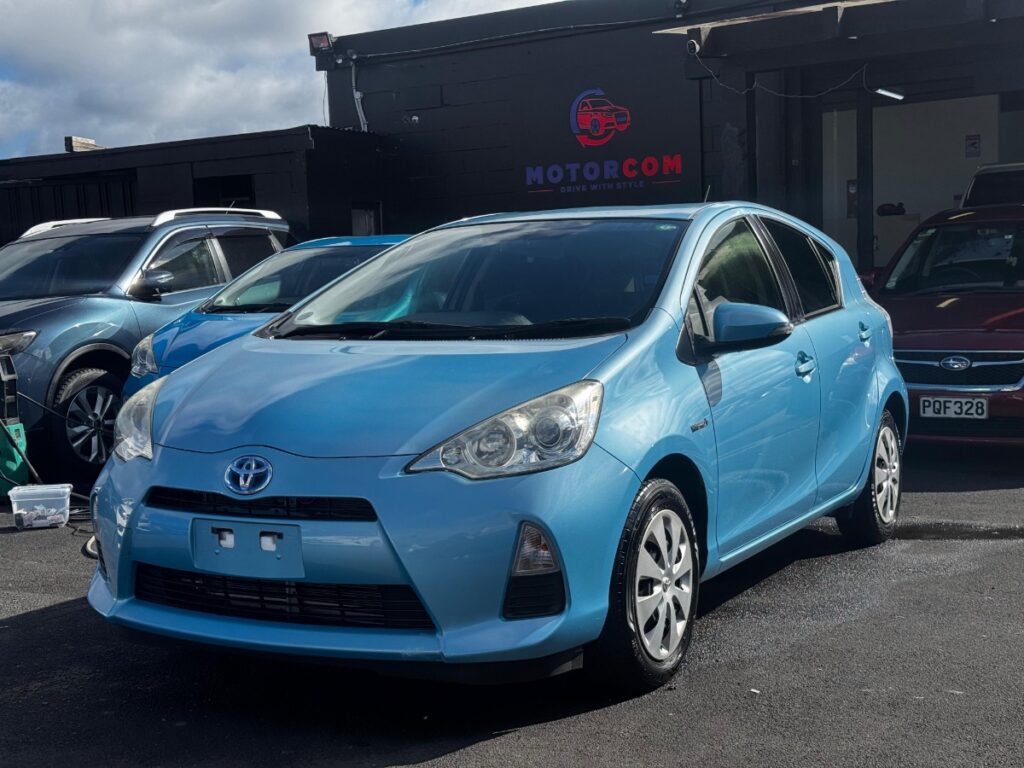 side view of 2015 Toyota Aqua