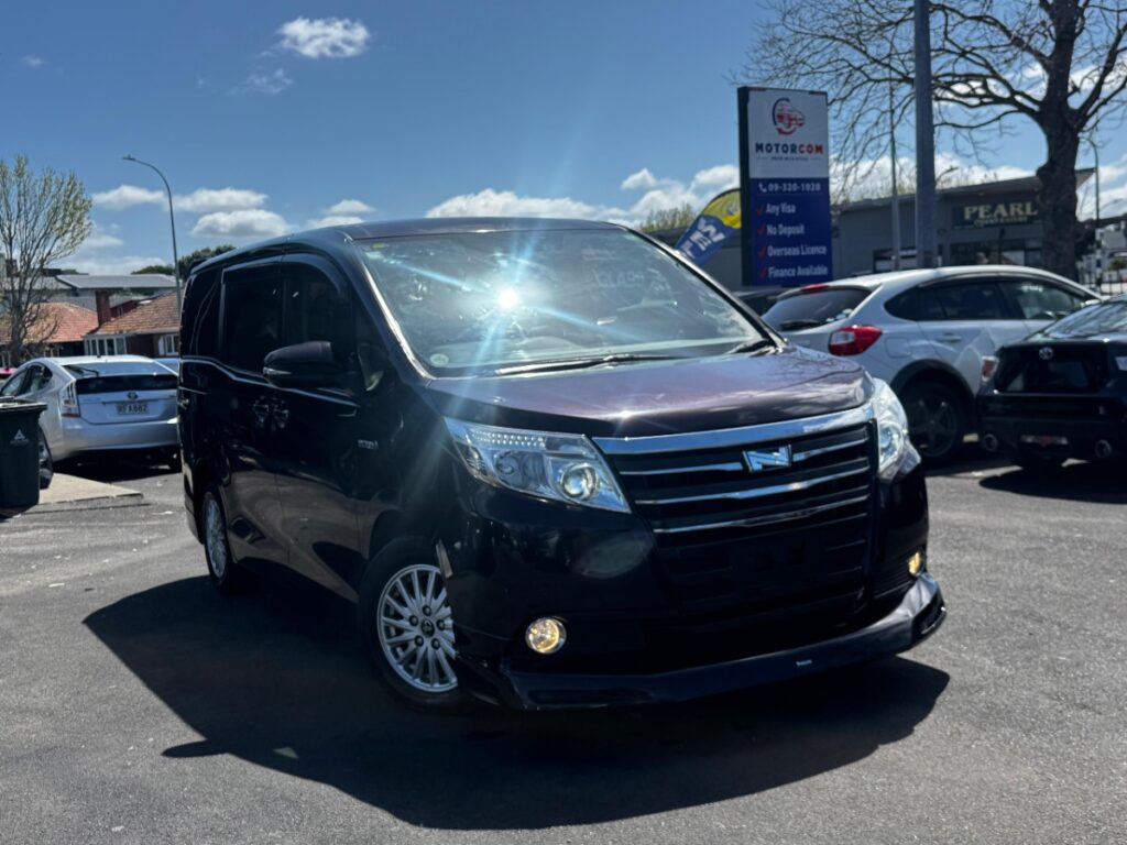 front side view of 2015 Toyota Noah