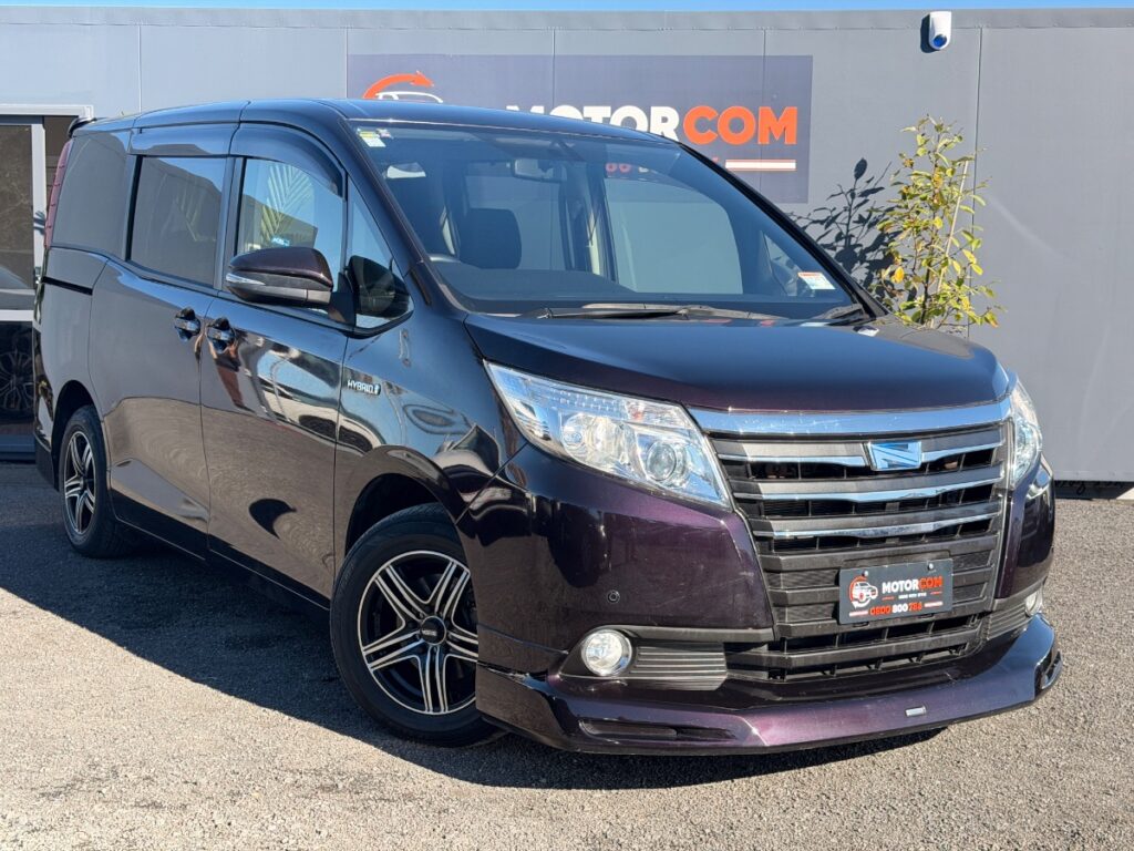 side view of 2015 Toyota Noah