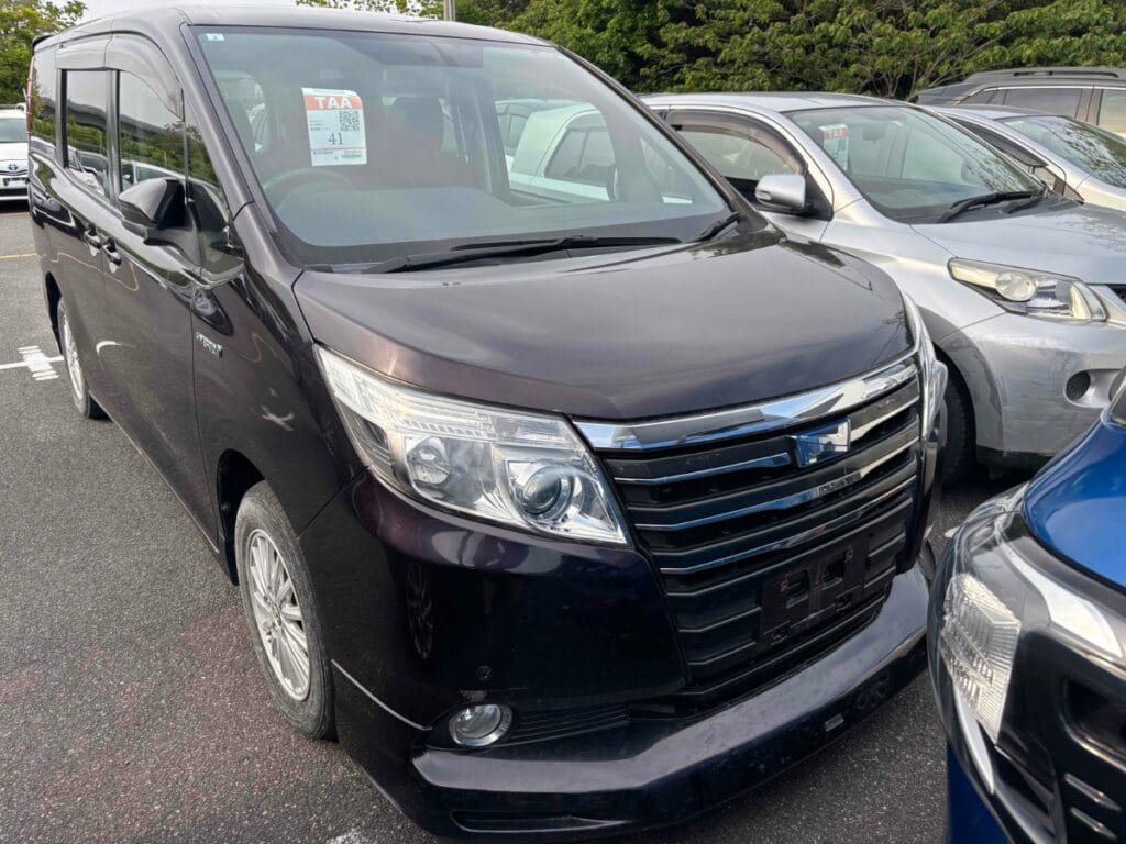 used maroon 2015 Toyota Noah in nz