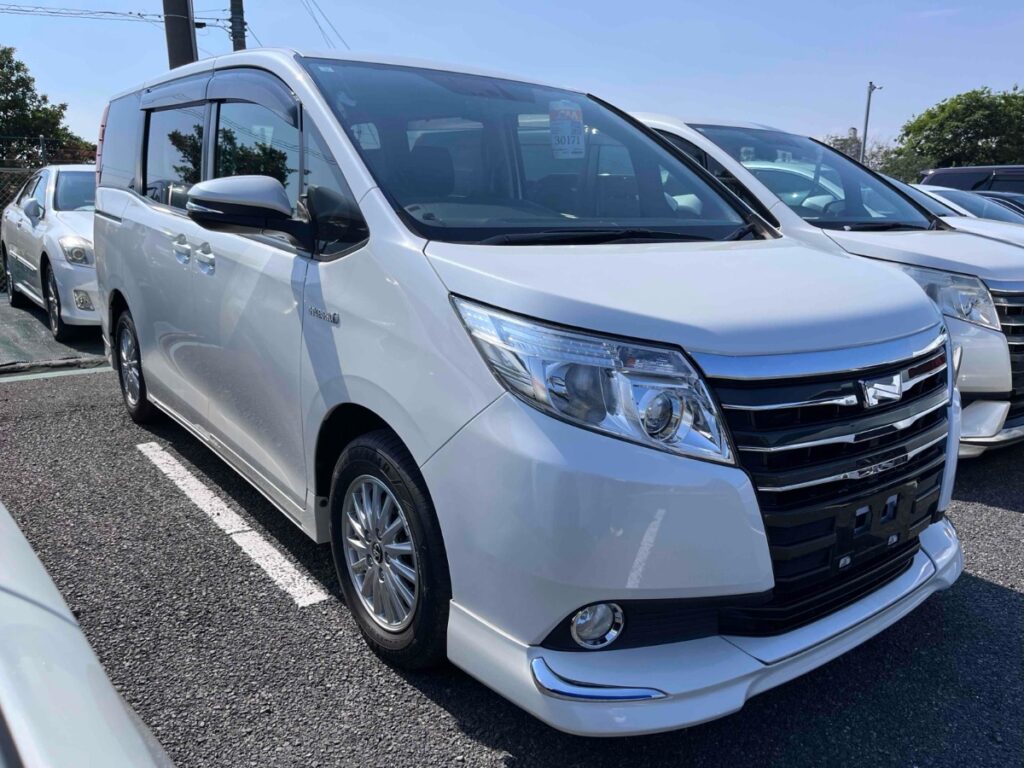 used pearl white 2015 Toyota Noah HYBRID X in nz