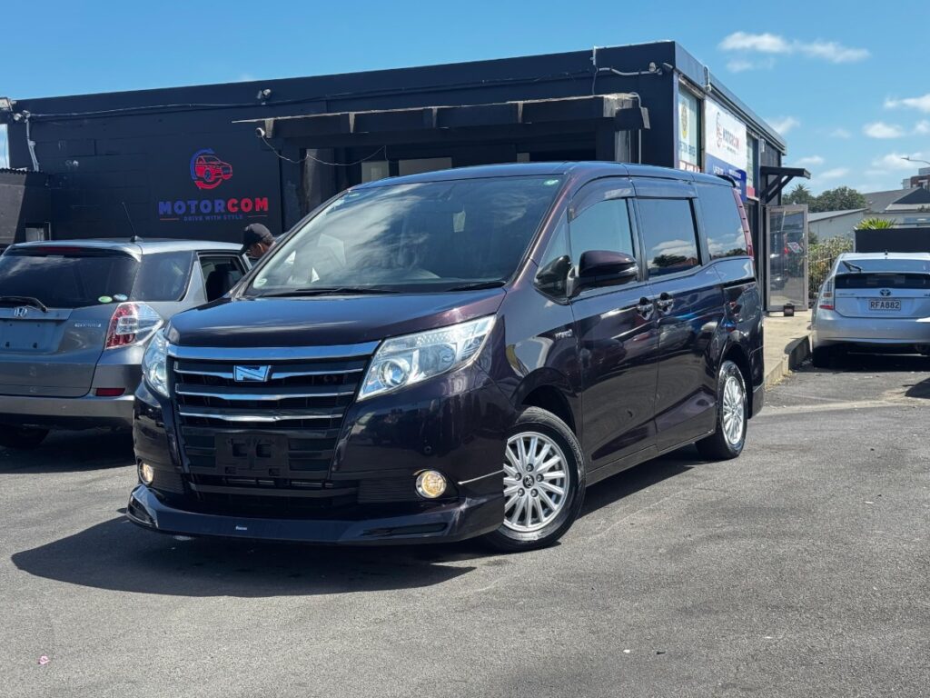 side view of 2015 Toyota Noah