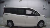 full side view of 2015 Toyota Noah HYBRID X