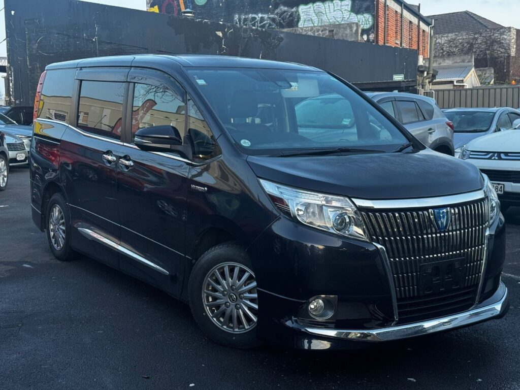 front side view of 2016 Toyota Esquire