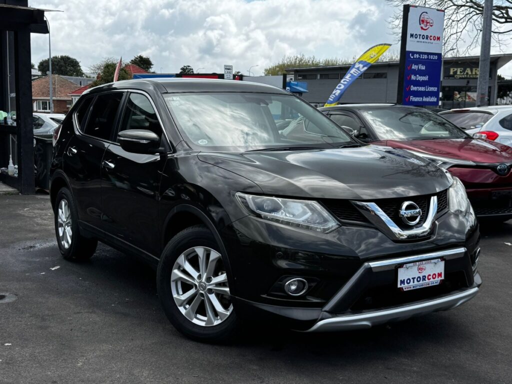 side view of 2017 Nissan X-Trail