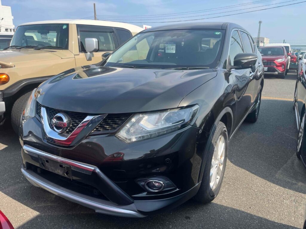 front side view of 2017 Nissan X-Trail
