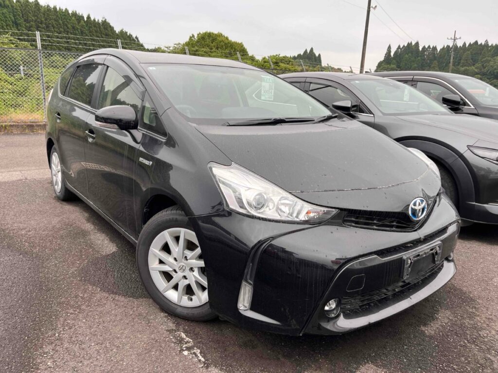 2015 Toyota Prius Alpha's front view