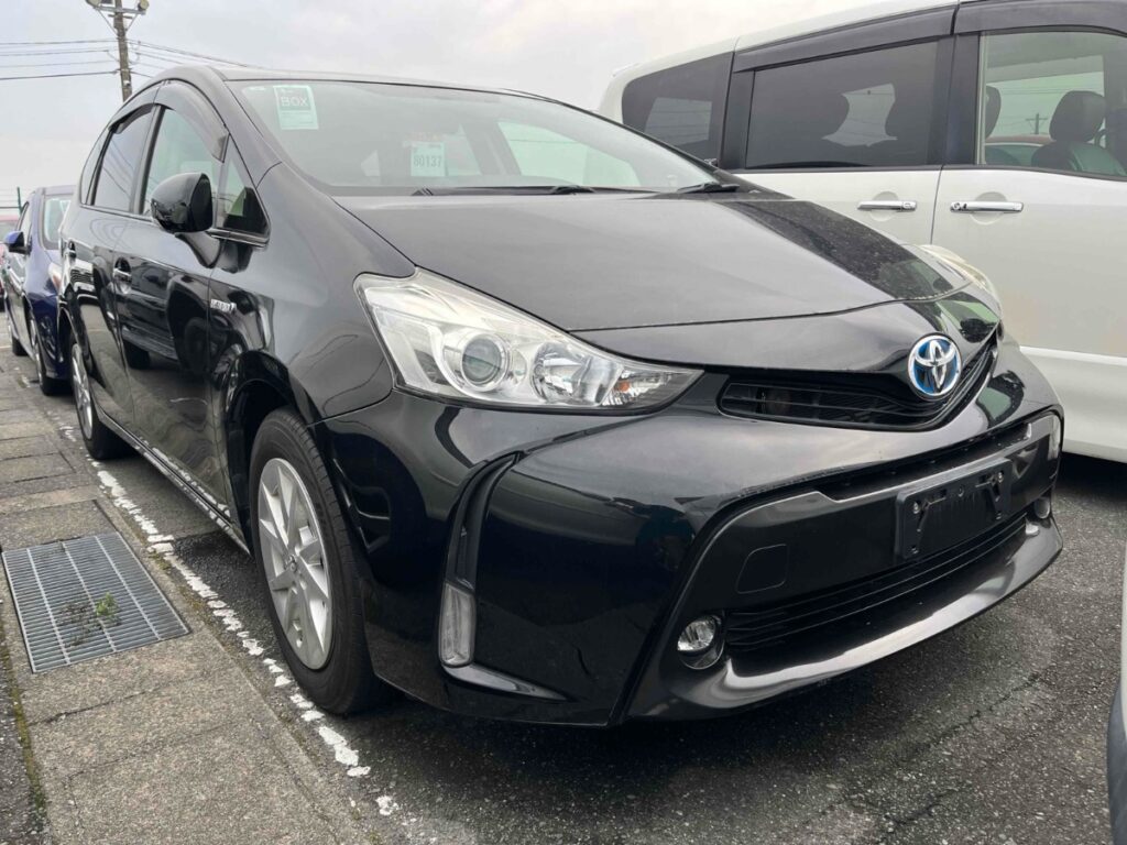 front side view of 2015 Toyota Prius Alpha