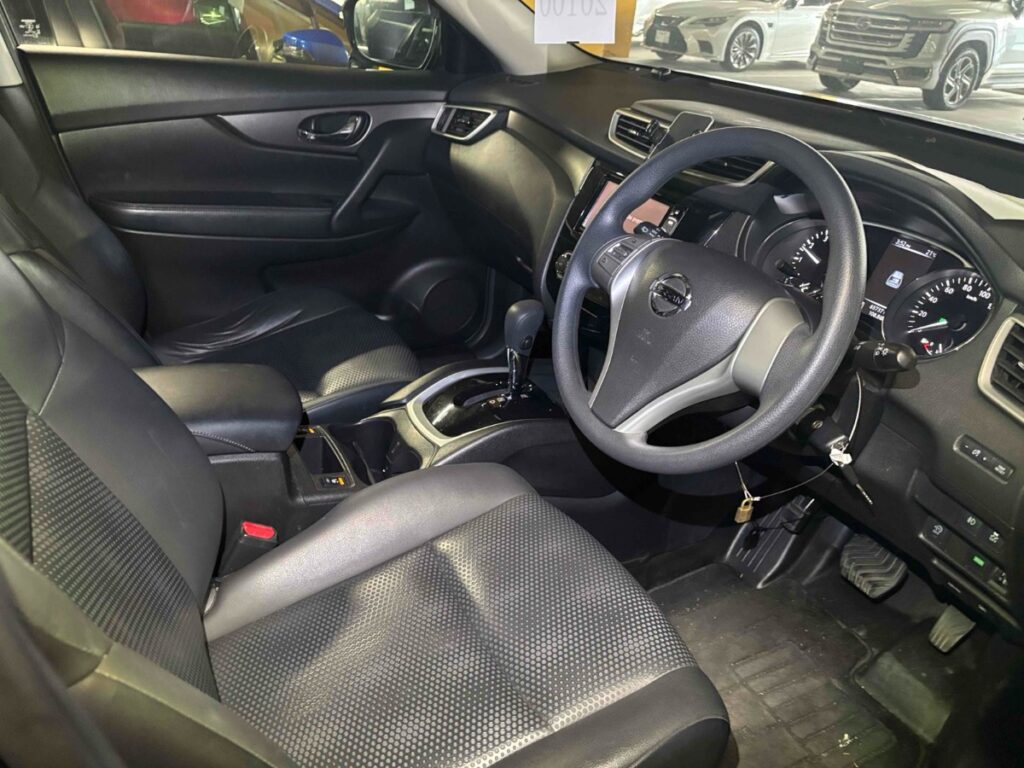 front seats view of 2016 Nissan X-Trail