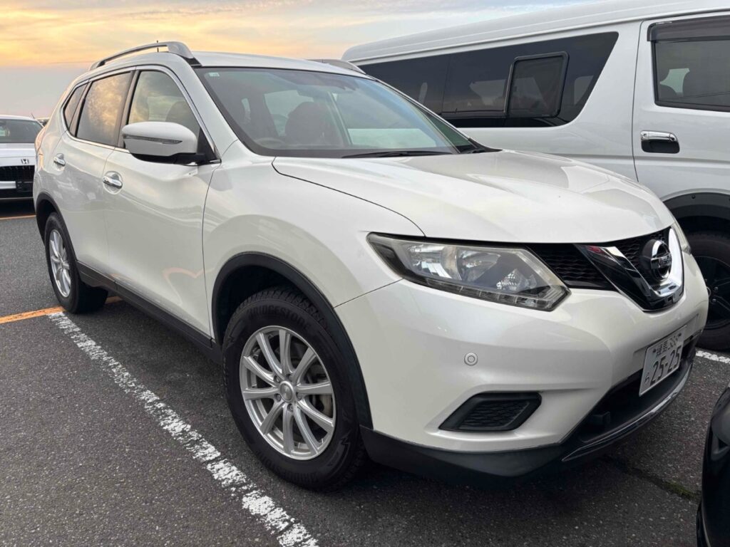 front side view of 2016 Nissan X-Trail