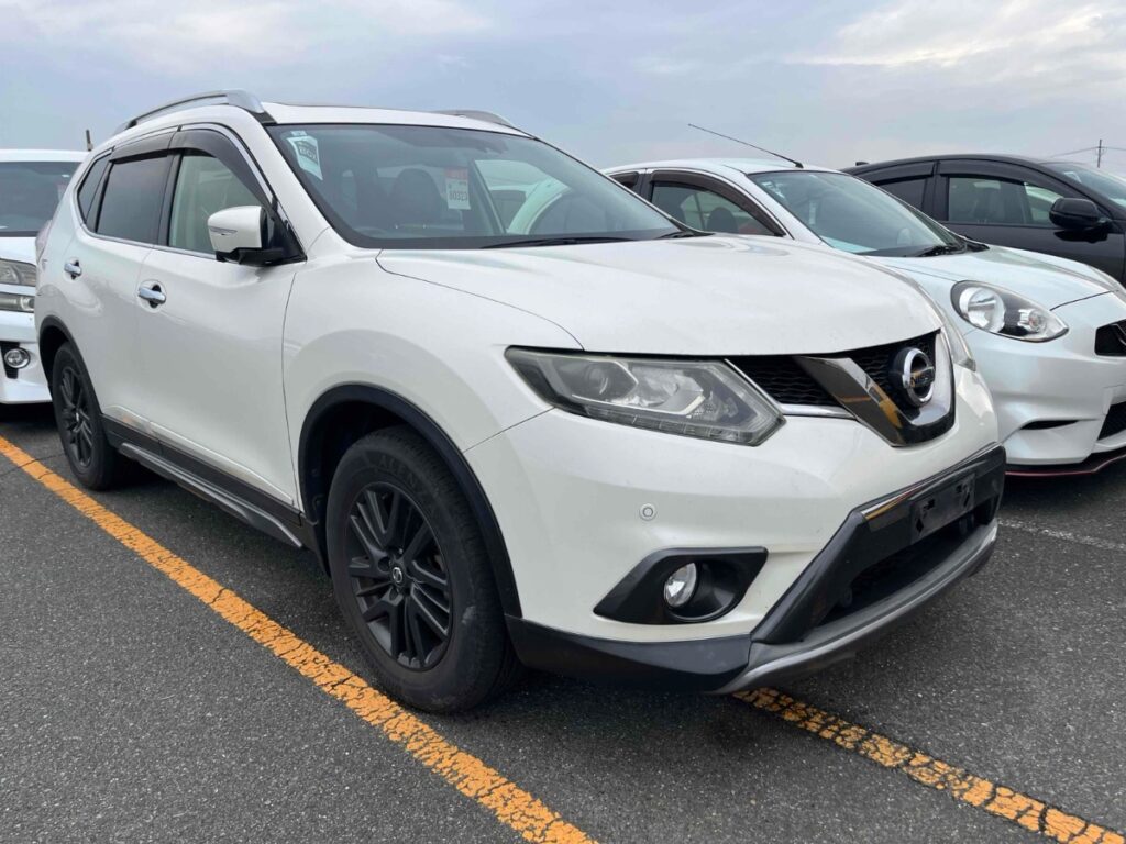 front side view of 2015 Nissan X-Trail
