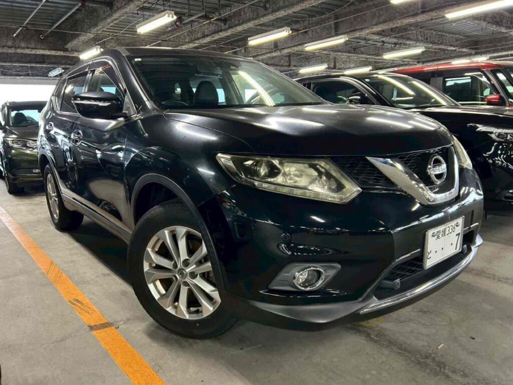 front side view of 2015 Nissan X-Trail