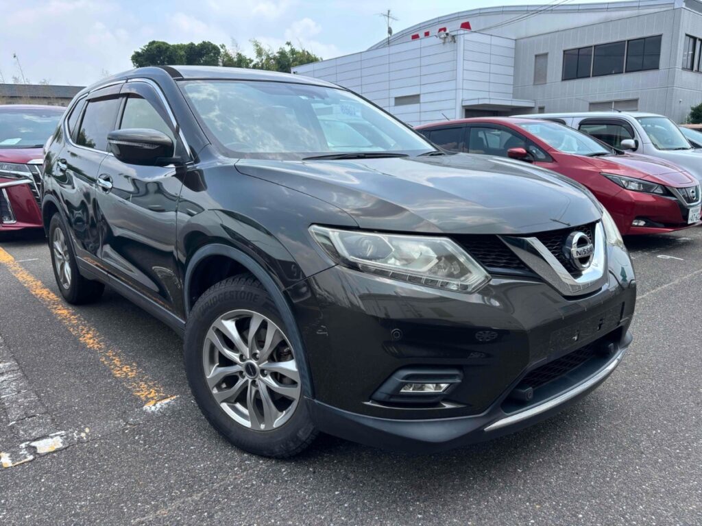 front side view of 2016 Nissan X-Trail