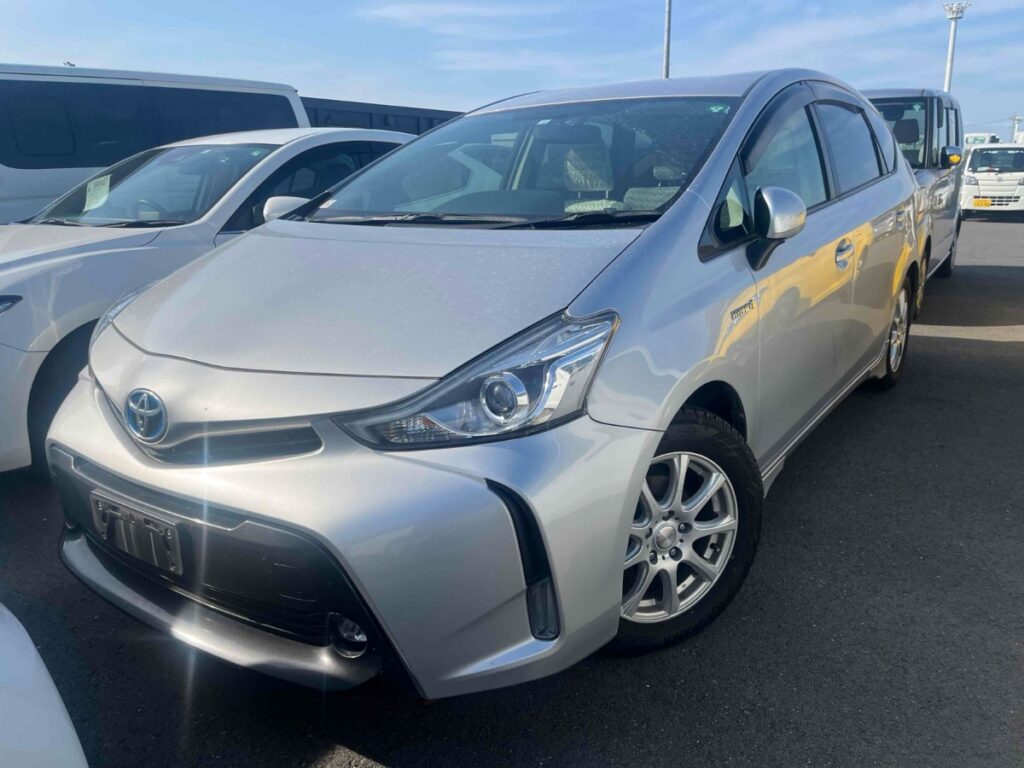 front side view of 2016 Toyota Prius Alpha