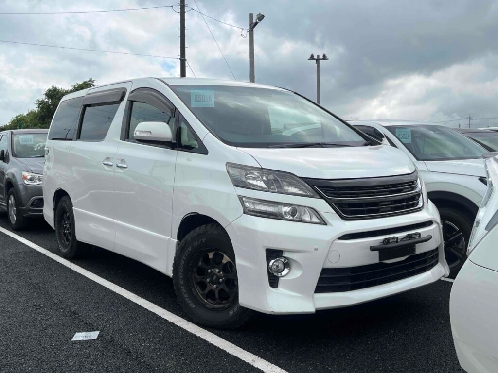 front side view of 2013 Toyota Vellfire