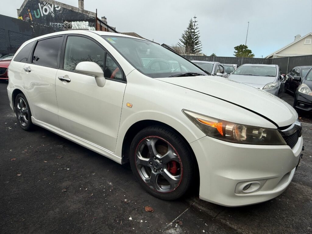 front side view of 2007 Honda Stream
