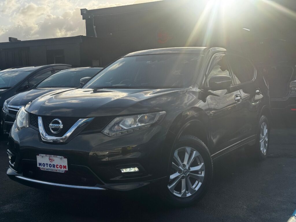 side view of 2016 Nissan X-Trail