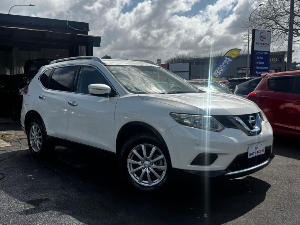 side view of 2016 Nissan X-Trail 20X
