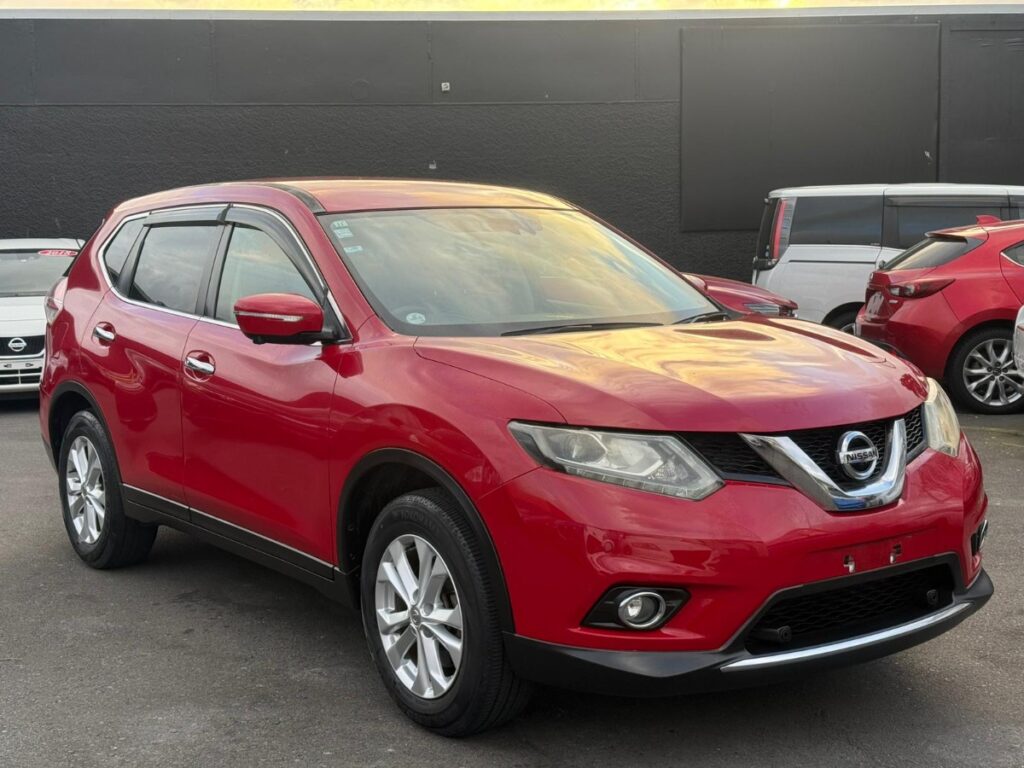side view of used 2015 Nissan X-Trail