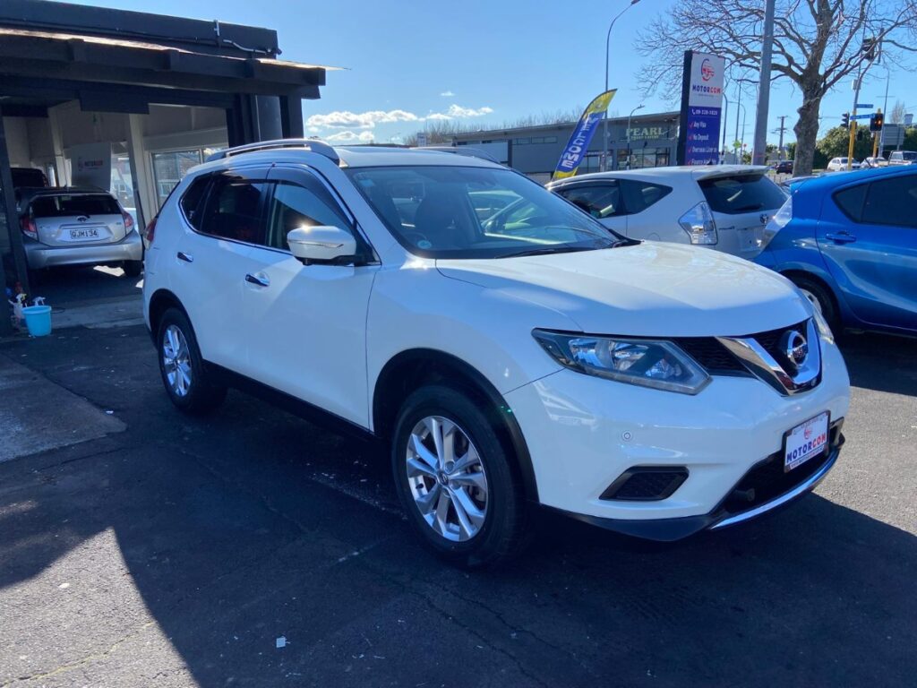 front side view of used pearl white 2015 Nissan X-Trail