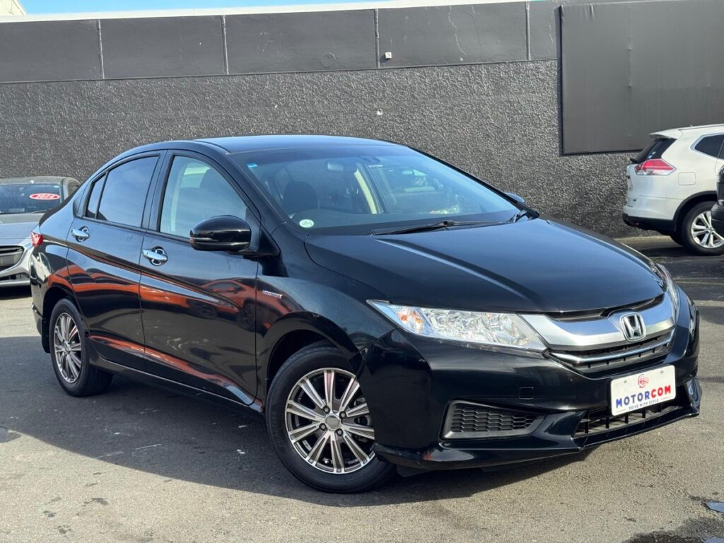 front side view of black luxury 2015 Honda Grace