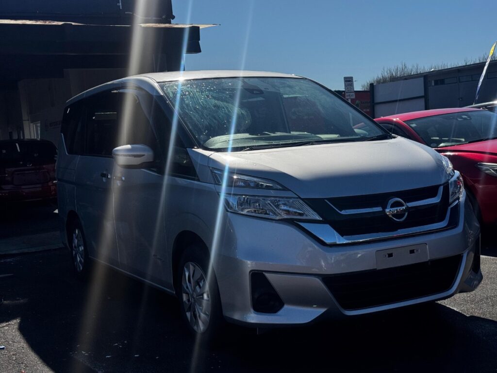 2018 Nissan Serena Side view