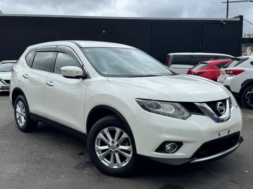 side view of 2016 Nissan X-Trail