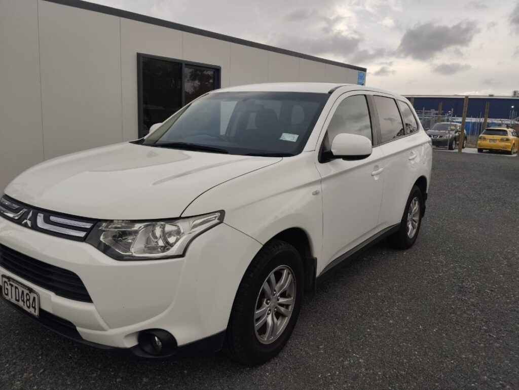 side view of 2013 Mitsubishi Outlander
