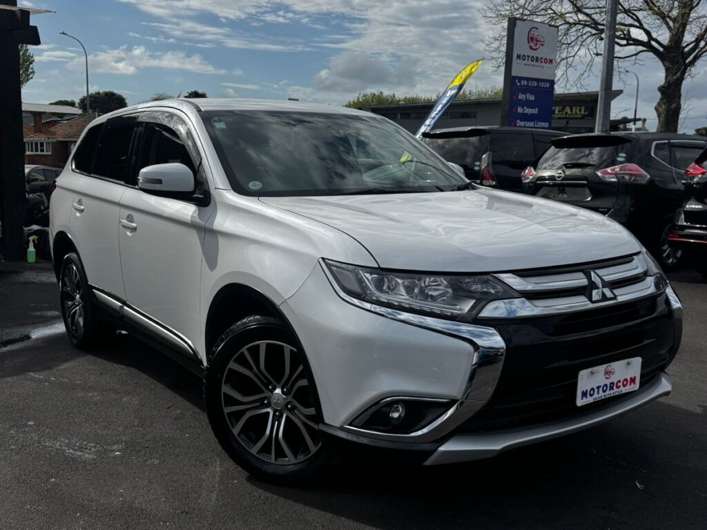 front side view of 2016 Mitsubishi Outlander