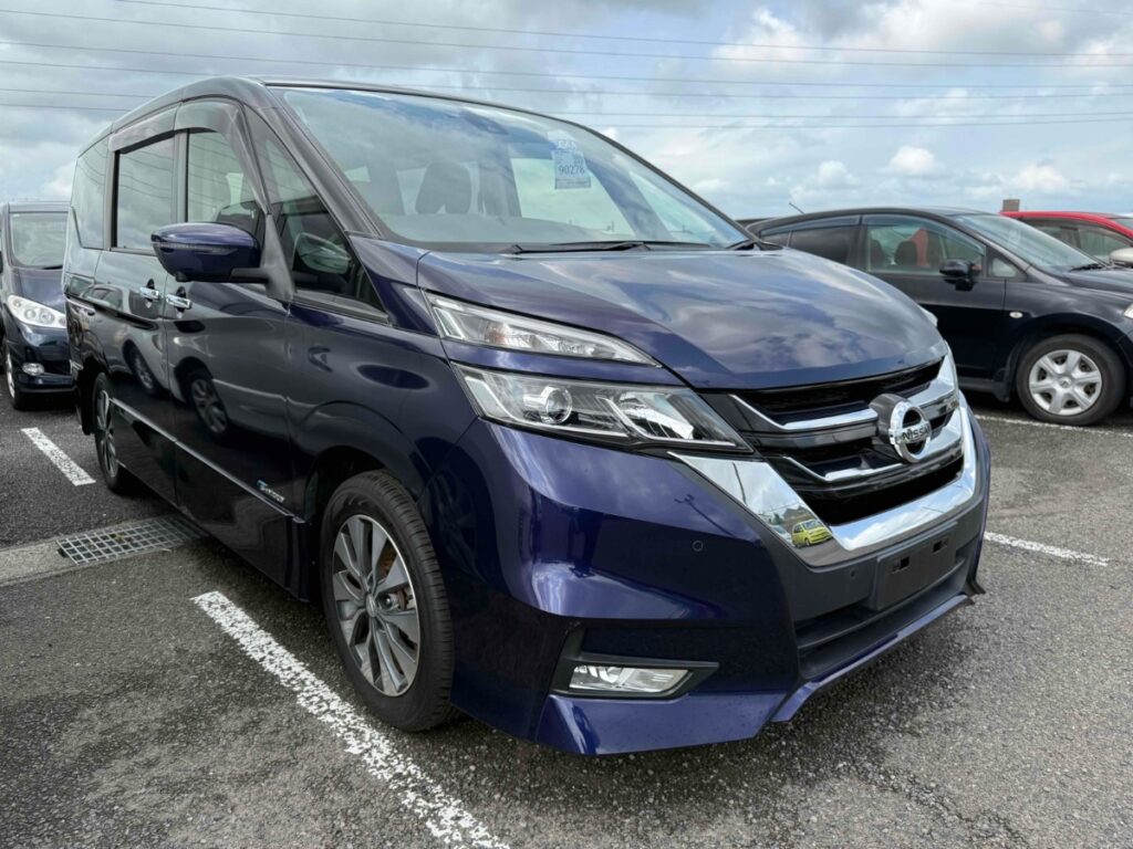 front view of 2017 Nissan Serena