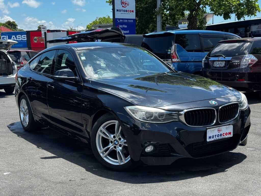 front side view of 2014 BMW 320i