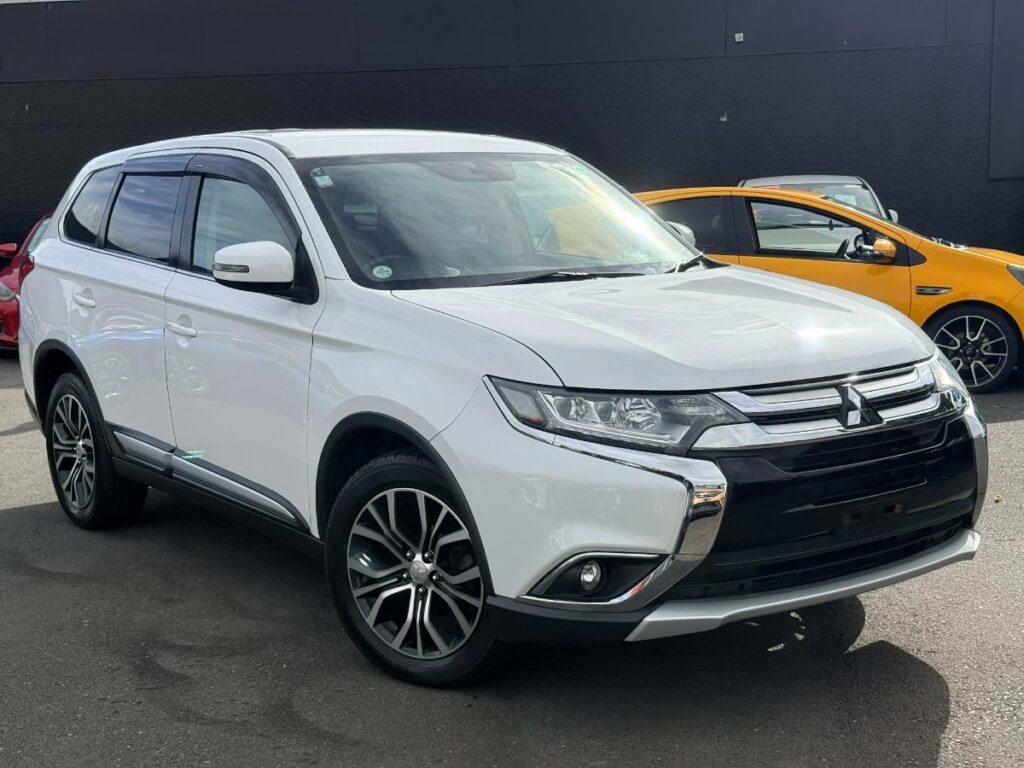 front side view of 2016 Mitsubishi Outlander