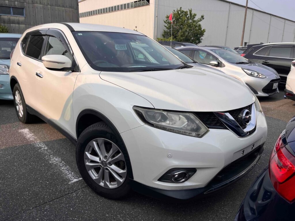 front side view of 2015 Nissan X-Trail