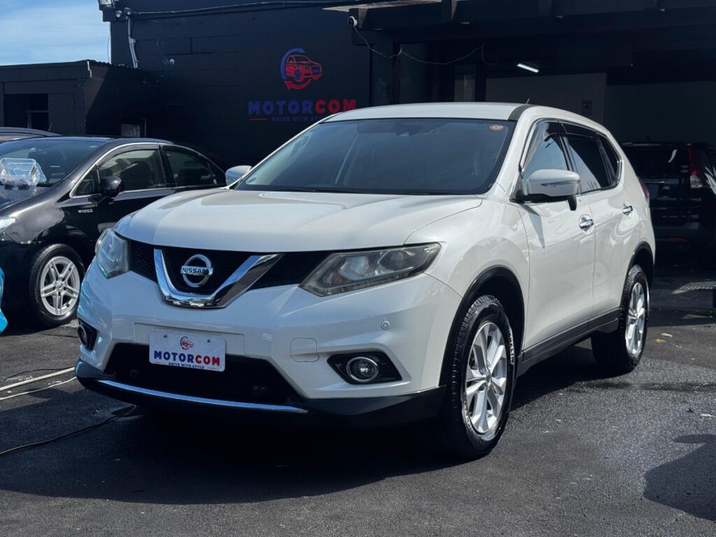 front side view of 2015 Nissan X-Trail