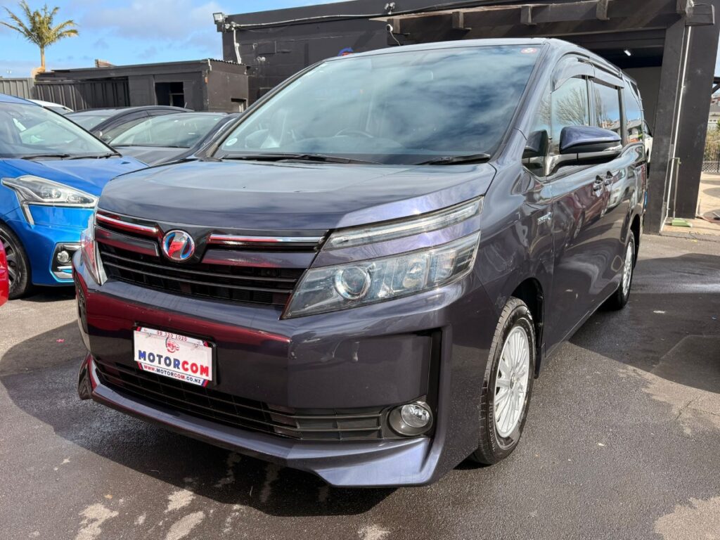 side view of 2014 Toyota Voxy