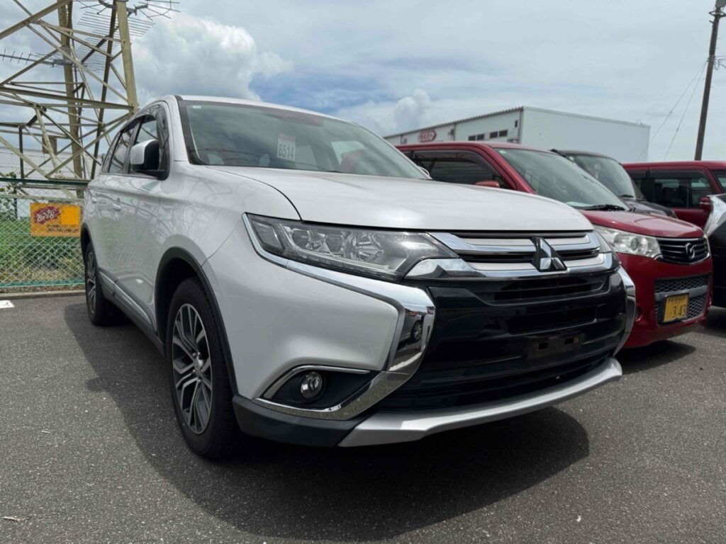 2016 Mitsubishi Outlander used car front side view