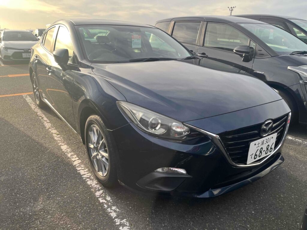 front side view of 2014 Mazda Axela