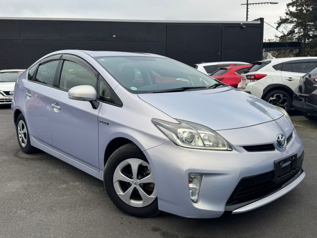 side view of 2015 Toyota Prius 5D