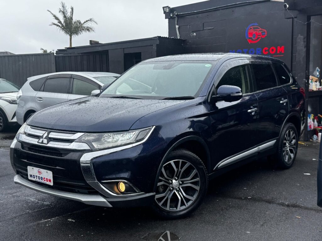 side view of 2015 Mitsubishi Outlander
