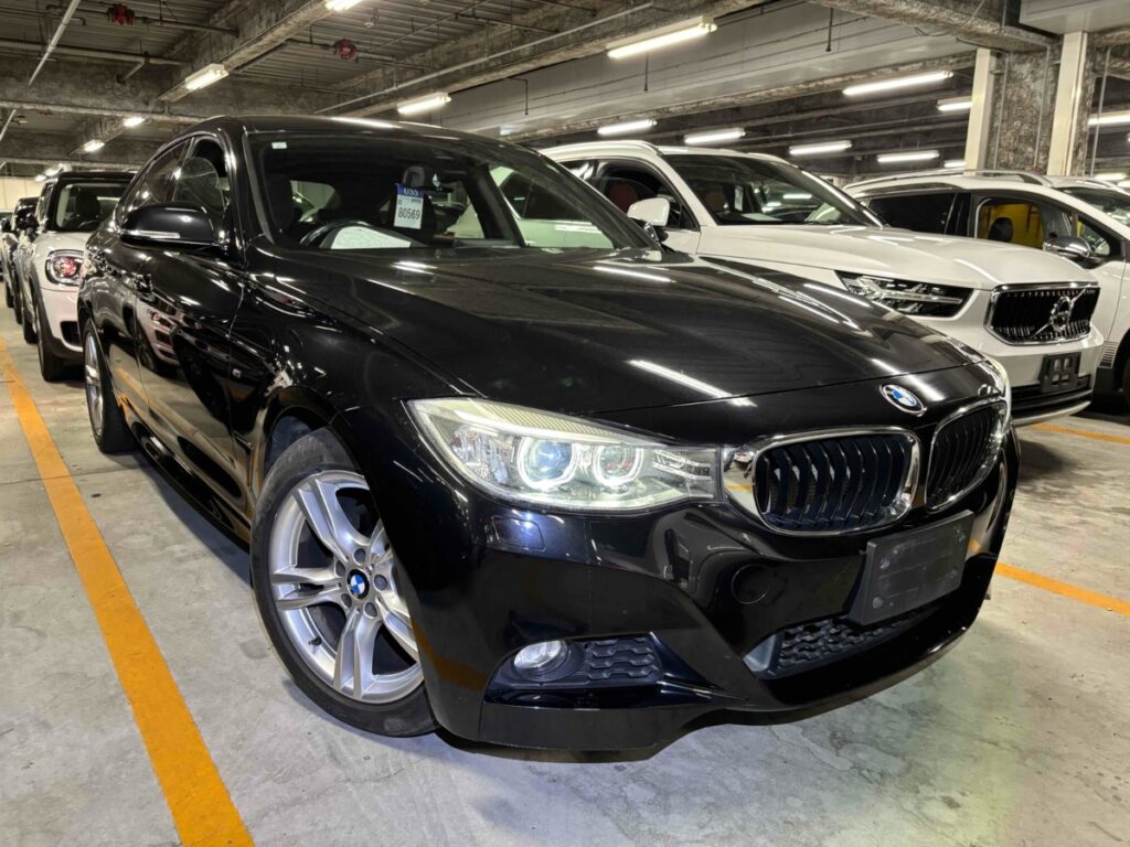 front side view of 2014 BMW 320i