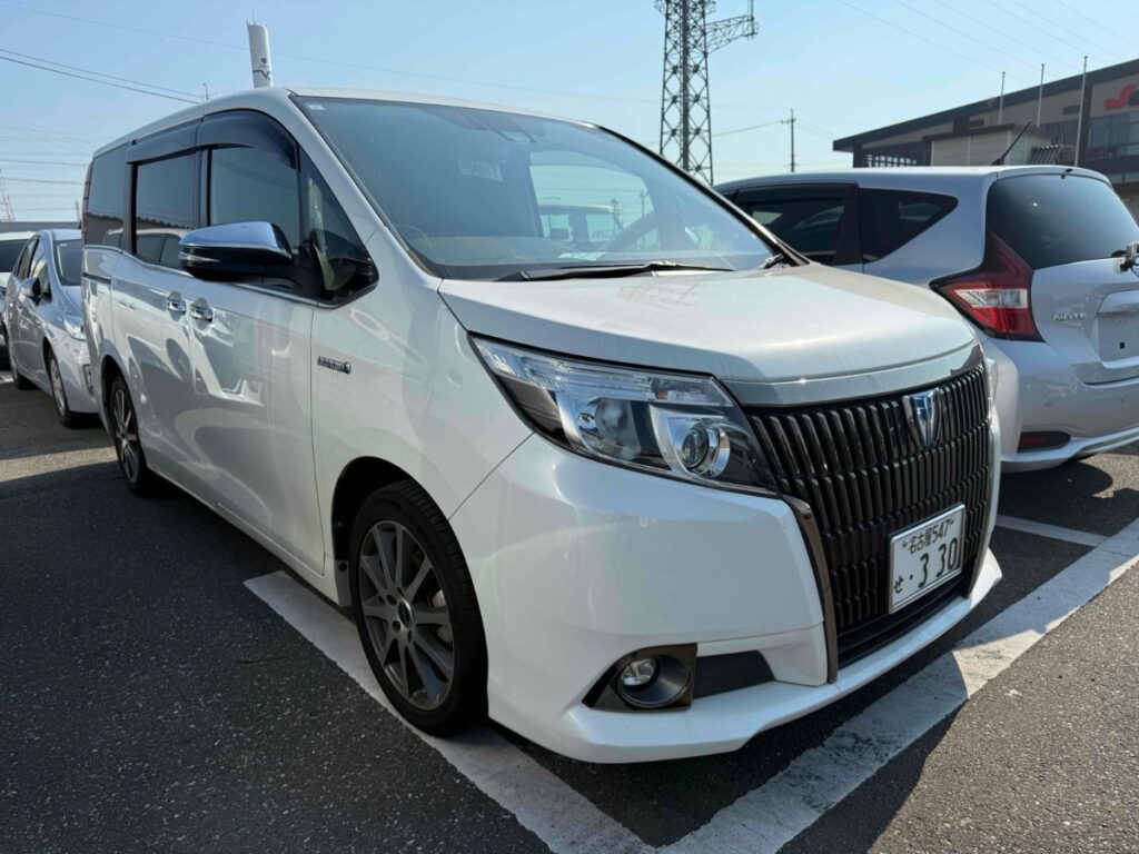 front side view of 2017 Toyota Esquire