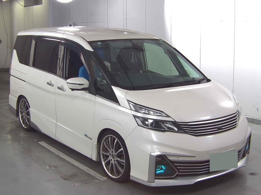front side view of 2017 Nissan Serena 5D RIDER