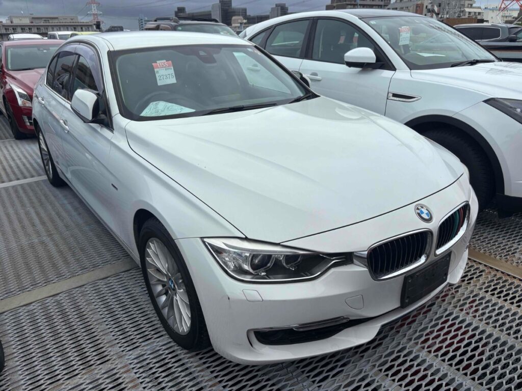 side view of 2014 BMW 320i I LUXURY