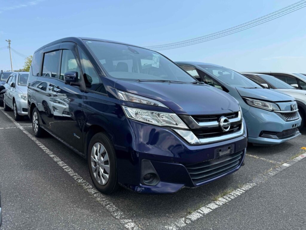 side view of 2016 Nissan Serena X
